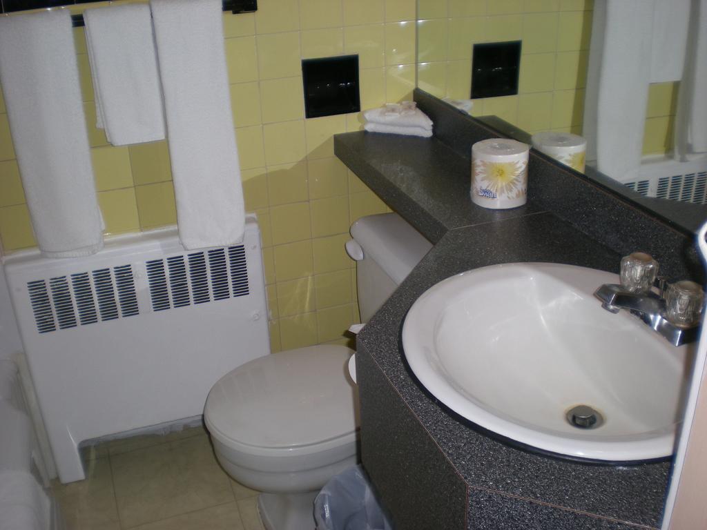 Motel Seigneurie De Vaudreuil Room photo
